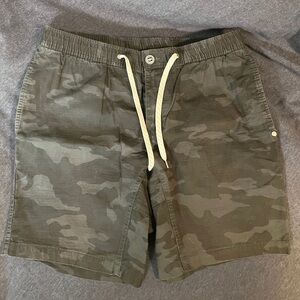 Vuori Men's Size Large Ripstop Gray Camo Shorts